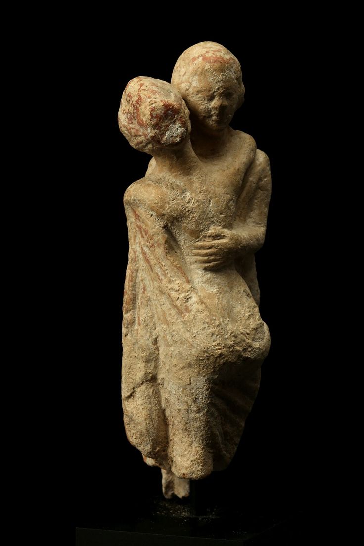  Coppia che si abbraccia, probabilmente Amore e Psiche, IV sec. a.C., terracotta